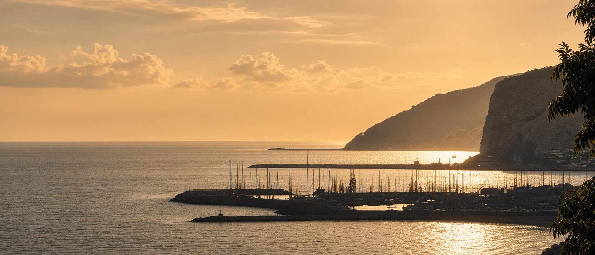 Posta de sol sobre Port Ginesta i els penya-segats del Garraf